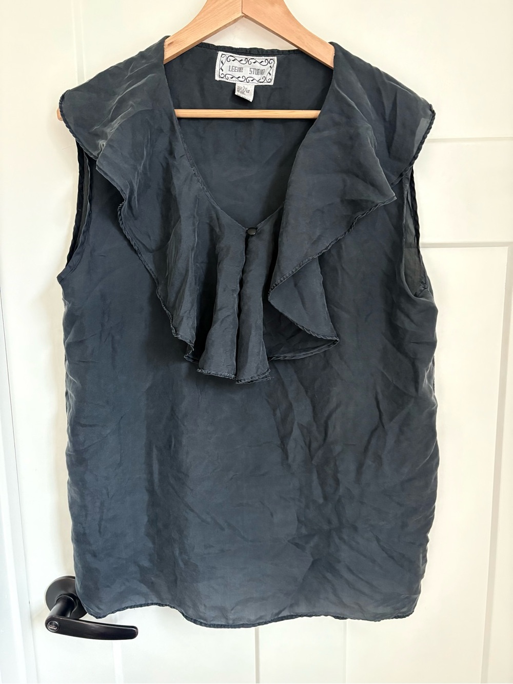 100% silk Ruffle Front VTG Sleeveless Top